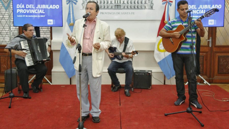 FOTO IP JUBILADOS./ Los cantantes Miguel Angel Morelli y Juan Ram&oacute;n Oca&ntilde;o.