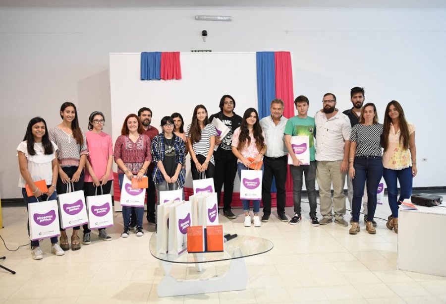 FOTO SCP// CEREMONIA./ Las autoridades  junto a los ganadores del concurso.