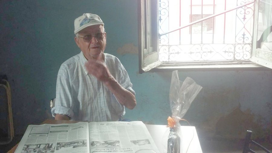 FOTO LT28 RADIO RAFAELA PARROQUIANO./ Leyendo LA OPINION en el bar "Los Santiague&ntilde;os".