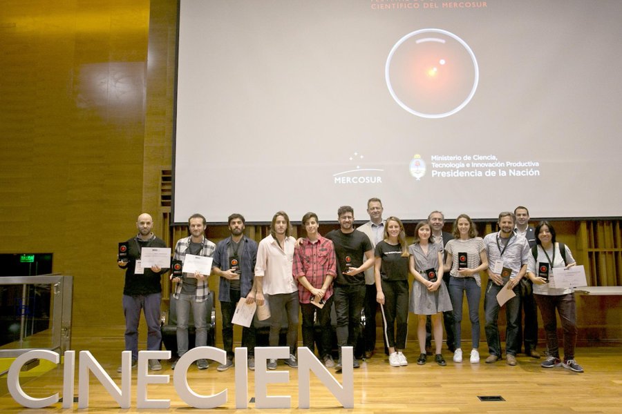 FOTO PRENSA MINISTERIO// GANADORES./Los funcionarios Jordán, Aguado y Campero junto a algunos de los ganadores de CINECIEN 2017. ARGENTINOS./Pablo Chehebar y Nicolás Iacouzzi, directores de “Castores. La invasión del fin del mundo”.