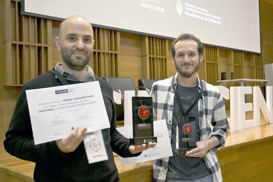 FOTO PRENSA MINISTERIO// GANADORES./Los funcionarios Jord&aacute;n, Aguado y Campero junto a algunos de los ganadores de CINECIEN 2017. ARGENTINOS./Pablo Chehebar y Nicol&aacute;s Iacouzzi, directores de &ldquo;Castores. La invasi&oacute;n del fin del mundo&rdquo;.