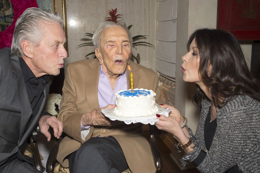 KIRK DOUGLAS./ Un verdadero &iacute;cono de Hollywood  celebro&acute;sus 101 a&ntilde;os.
