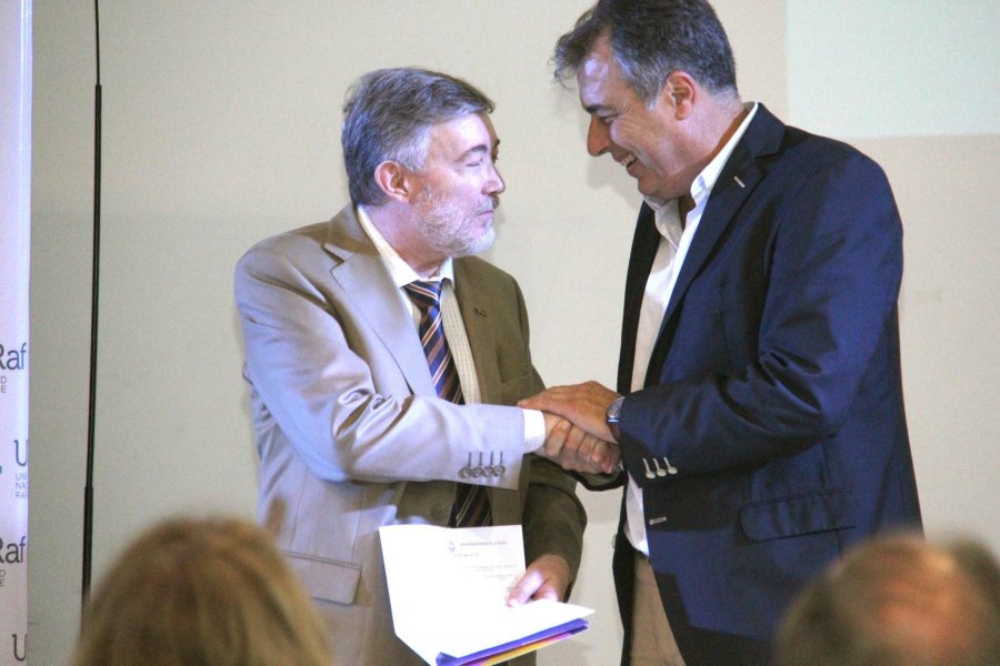 FOTO UNRAF FIRMA./ Alejandro Ceccatto, Rub&eacute;n Asc&uacute;a y Omar Perotti. FOTO J. BARRERA HUESPED DE HONOR./ Castellano saluda a Ceccatto.