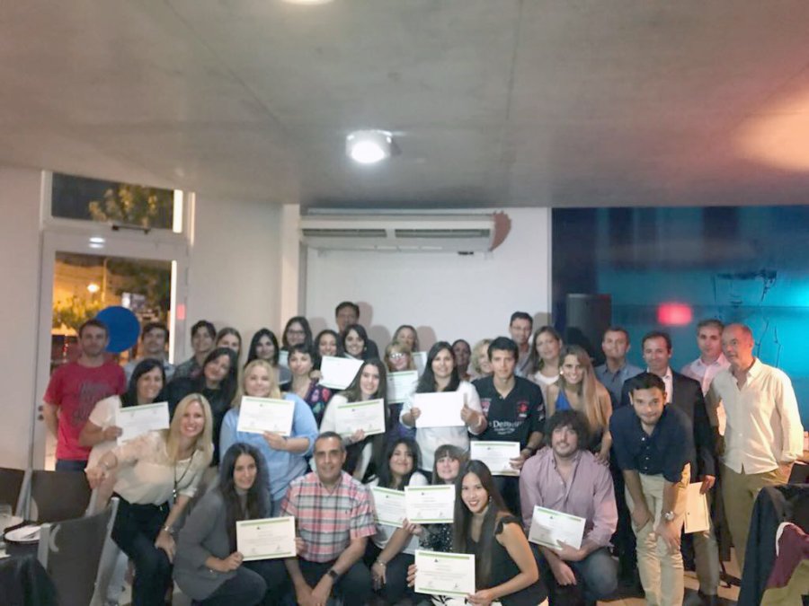 FOTO JA ENCUENTRO. Representantes de Junior, de empresas, voluntarios, docentes en el cierre de actividades.