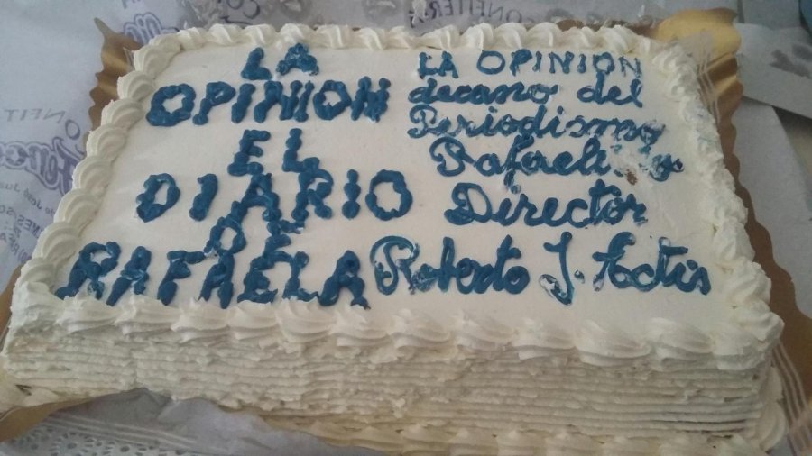 FOTO LA OPINION// EXQUISITO./ Un dulce presente compartido con el personal de la empresa.