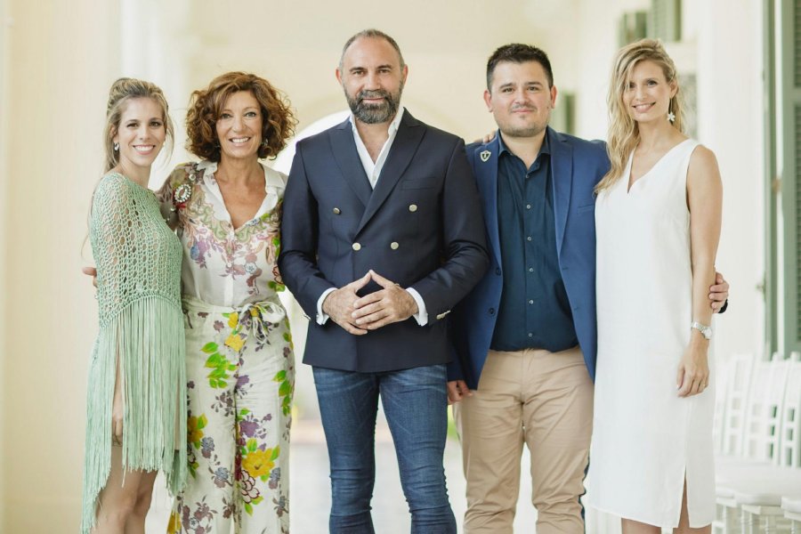 FOTO GUSTAVO POMODORO  EL EQUIPO. Paula Venturi, Alejandra Becerra, Gabriel Lage, Alexis Astore, Melisa Gauchat en una postal del desfile.  EN LA GALERIA. Una modelo avanza mientras las invitadas especiales observan cada detalle.