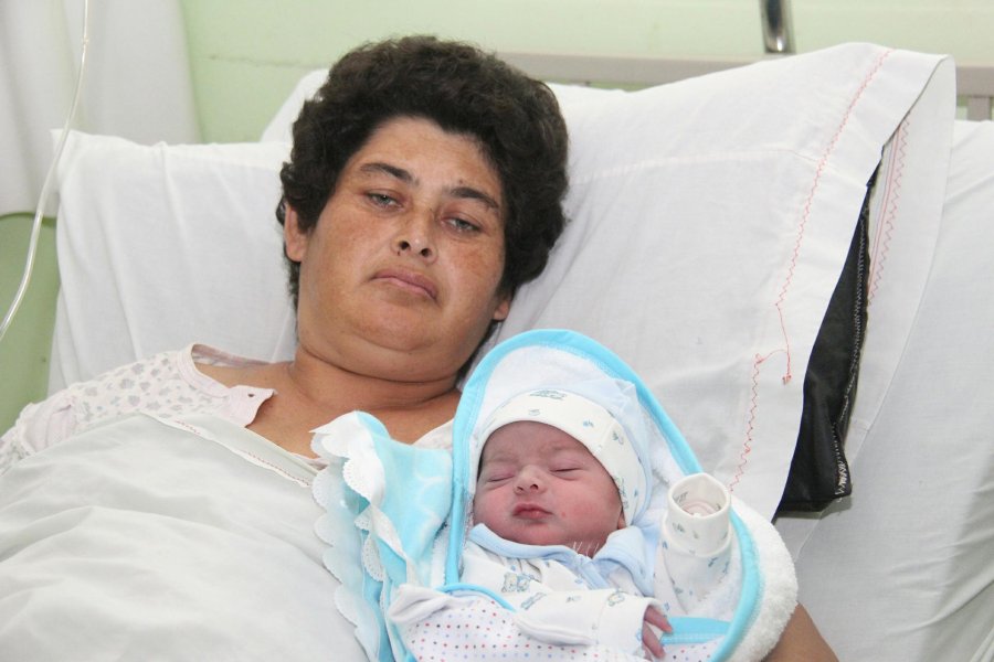 FOTO J. BARRERA EN EL HOSPITAL. A las 8:24 naci&oacute; Gast&oacute;n con 3.500 kg; en la habitaci&oacute;n con su mam&aacute; Raquel Iturre.