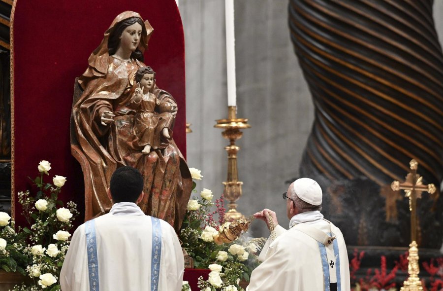 FOTO AFP-NA FRANCISCO./ De frente a la imagen de Mar&iacute;a en la Bas&iacute;lica San Pedro.