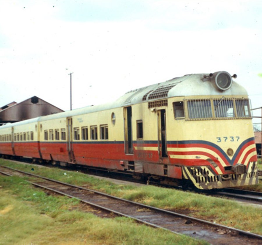 COCHE MOTOR./ Un medio de transporte &aacute;gil y veloz que un&iacute;a dos provincias.