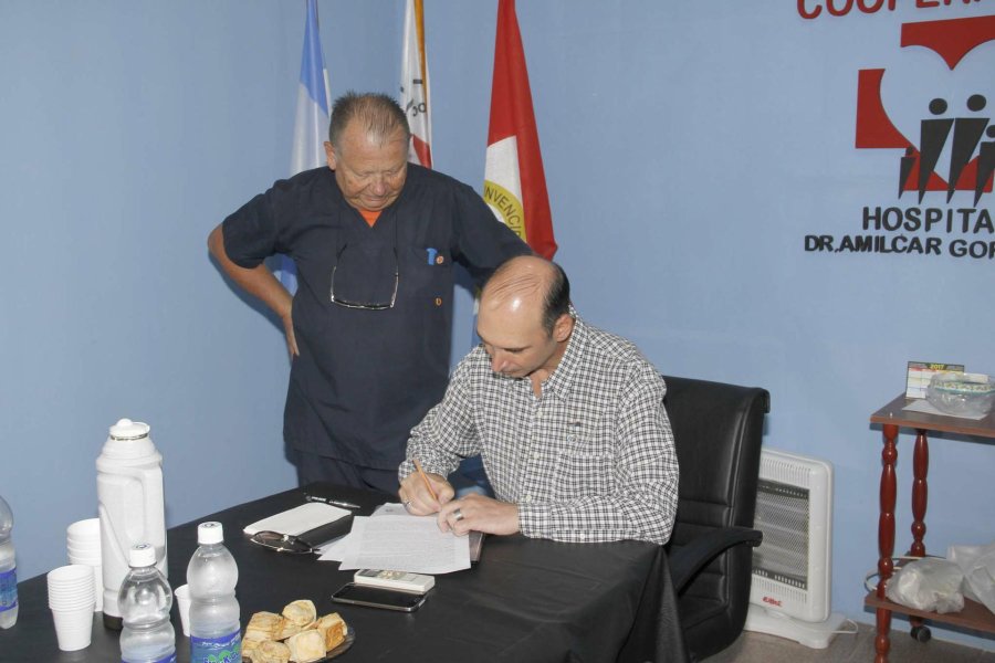FOTO F. MELCHIORI// ELECTROBISTURI// Ayer fue entregado al Hospital Alm&iacute;car Gorosito. ENTREGA// Carlos Temporelli y Mario Lipinsky, al efectivizarse el donativo. DONATIVO./ H&eacute;ctor Delloni relatando detalles del proyecto.