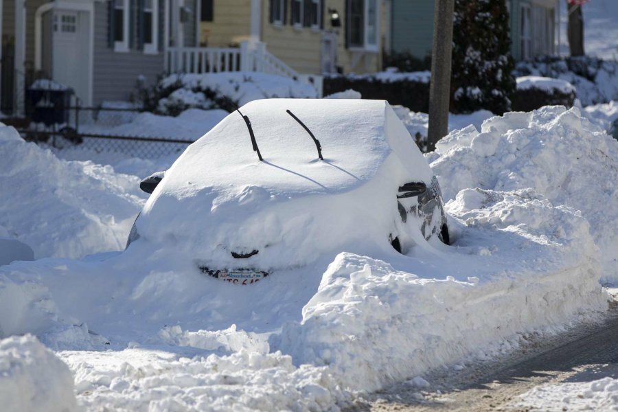 FOTO AFP FRIO POLAR. Un auto virtualmente cubierto por la nieve en la ciudad de Boston.