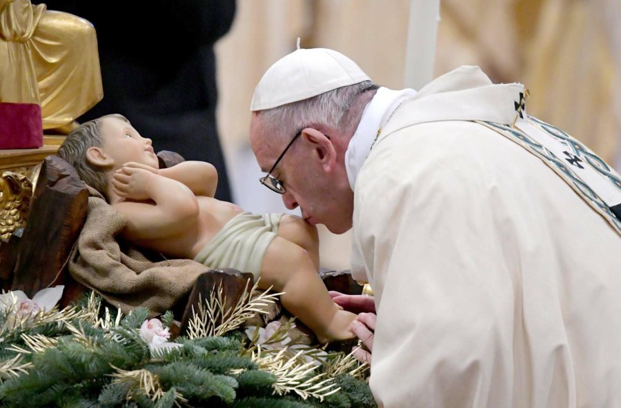 FOTO AFP-NA EPIFAN&Iacute;A./ El Papa besa al Ni&ntilde;o Dios.