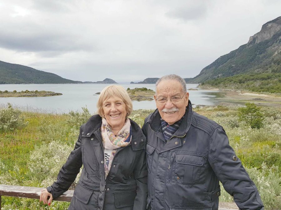 FOTO FAMILIAR EN MALVINAS. Beatriz Hill y Mariano Moreno.