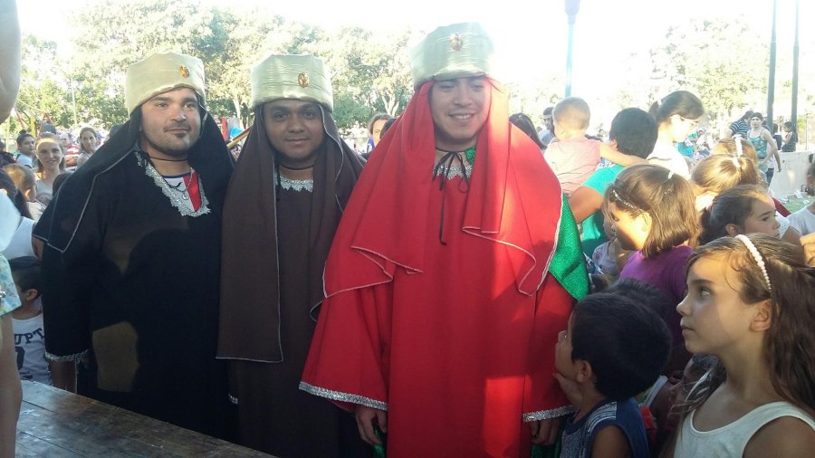 FOTO E. BARBIERI// REYES MAGOS./ Los tradicionales personajes repartieron alegr&iacute;a en la tarde de ayer.