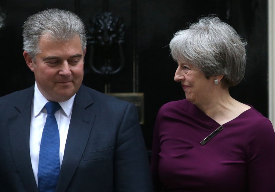 FOTO AFP GOBIERNO./ Brandon Lewis y Theresa May.
