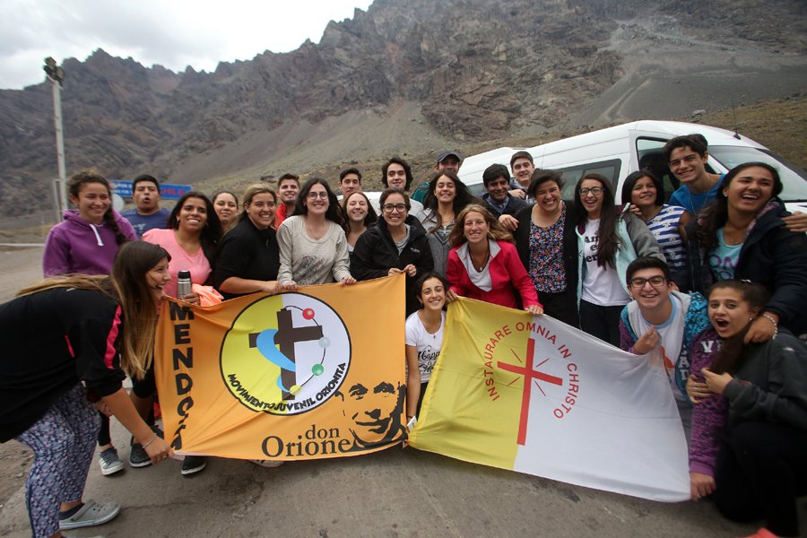 FOTO AFP-NA ARGENTINOS./ En el cruce de la cordillera para ir a la visita del Papa en Chile.
