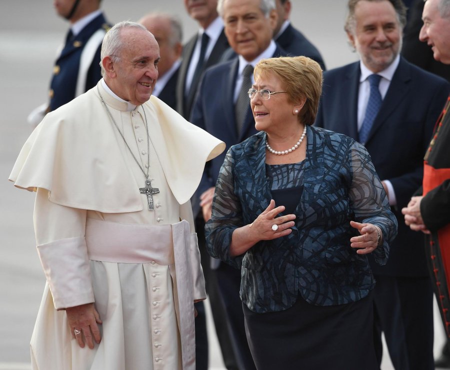 FOTOS AFP EN SANTIAGO. El Papa baja del avi&oacute;n en el aeropuerto "Arturo Merino Ben&iacute;tez".  RECIBIMIENTO. La presidenta chilena Michelle Bachelet junto al Sumo Pont&iacute;fice.
