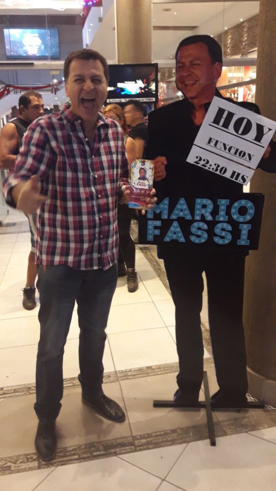 MARIO FASSI./ El humorista junto al autor de esta nota.
