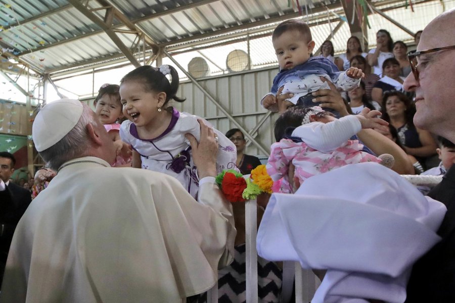 AFP-NA PAPA./ Saluda a los ni&ntilde;os de los internos en su visita al Centro Penitenciario de Mujeres de San Joaqu&iacute;n.