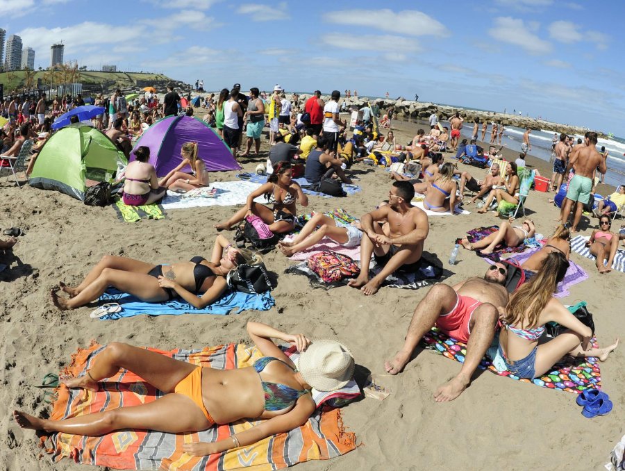 PLAYAS./ Nuevo grupo de veraneantes se acerc&oacute; a "la feliz".