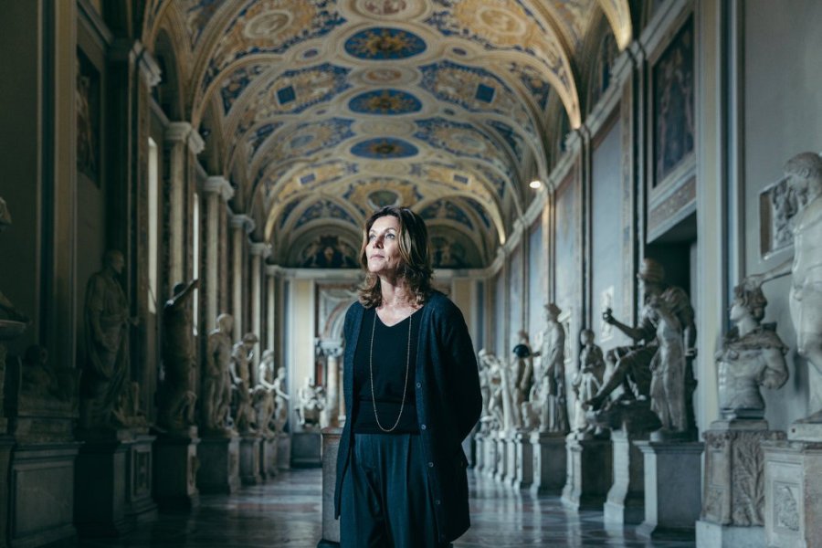 FOTO MATTIA BALSAMINI / THE NEW YORK TIMES PROTAGONISTA. Barbara Jatta en la Sala de los Animales del Museo P&iacute;o Clementino.