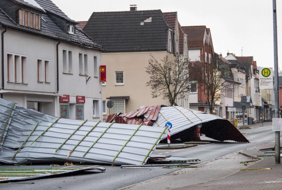 FOTO AFP-NA ALEMANIA. El techo de un supermercado qued&oacute; en la calle de la ciudad de Menden, en el oeste del pa&iacute;s.