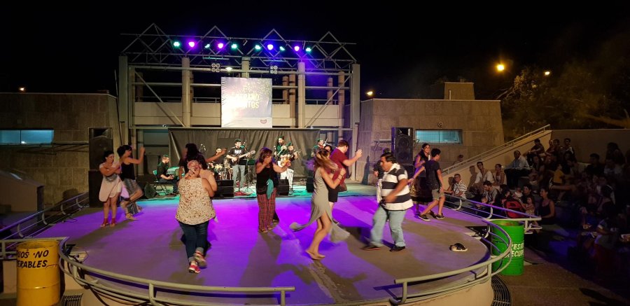 FOTO MUNICIPIO VERANO JUNTOS./ El Anfireatro fue el concurrido marco de la propuesta cultural.