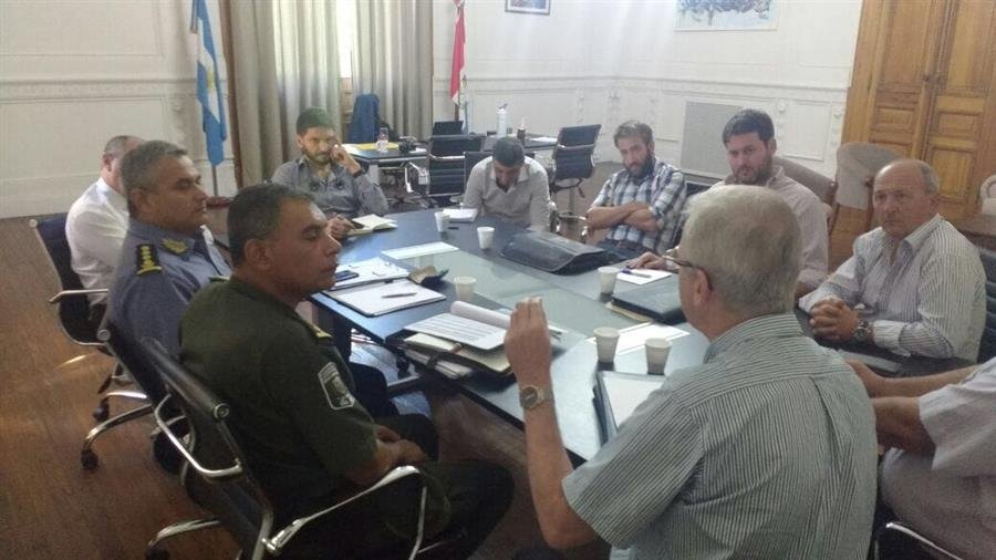 FOTO SRR REUNION./ Funcionarios provinciales y representantes rurales en Rosario.