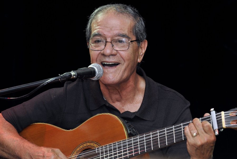 PINO./ El &uacute;nico trovador que sigue cantando. PAREJA./ Stella Zeballos y Carlos Pino.