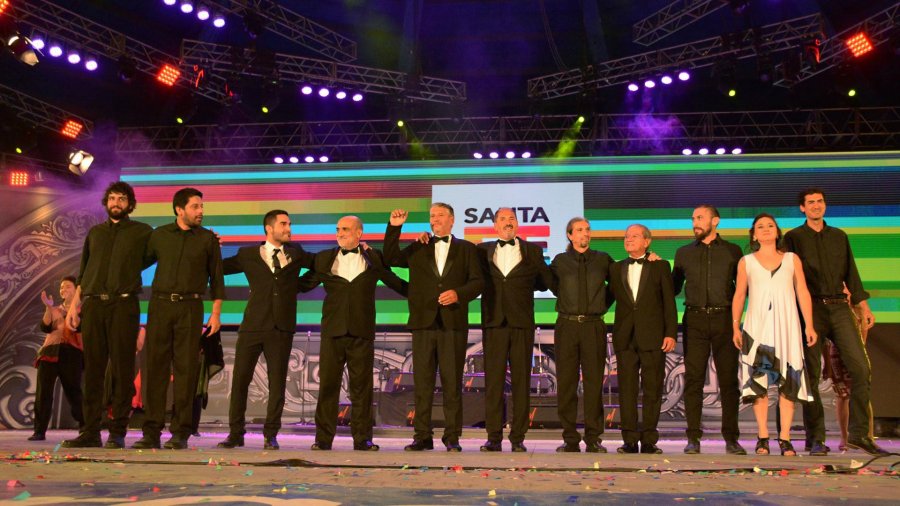 FOTO SCS// EN EL ESCENARIO./ La delegaci&oacute;n saludando al p&uacute;blico cosco&iacute;no.