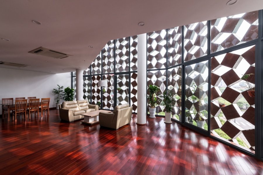 Vietnam. La casa que respira: el exterior tiene una fachada de doble piel, paneles de vidrio y ladrillos ceráminos