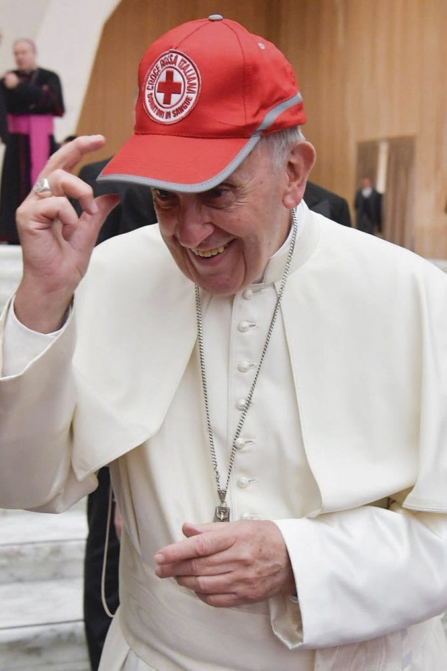 FOTO NA// FRANCISCO./ El pont&iacute;fice luce una gorra de la Cruz Roja.