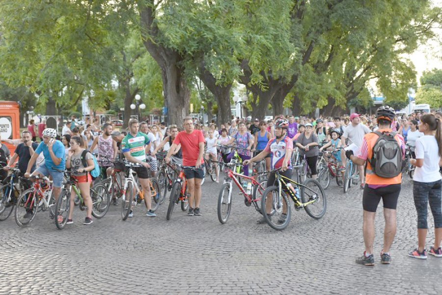 FOTO PRENSA MUNICIPAL CARAVANA. Durante la partida en la plaza 25 de Mayo.