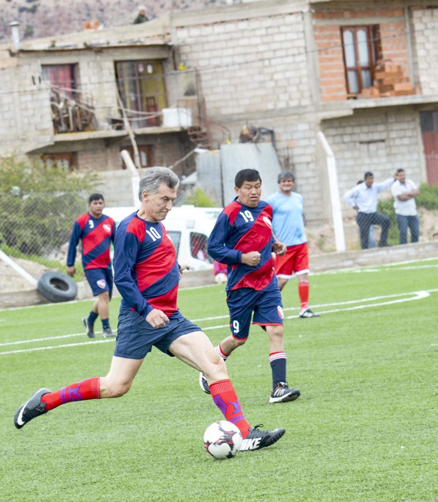 FOTO NA QUE JUGADOR. Macri, distendido, el viernes jug&oacute; un partido de f&uacute;tbol en una cancha a m&aacute;s de 3.000 metros de altura.