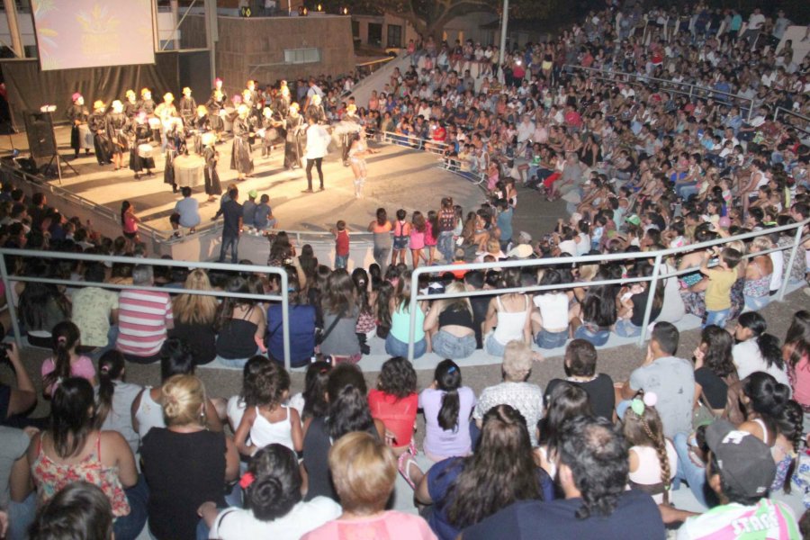 FOTO J. BARRERA A BAILAR. En el Anfiteatro, las distintas agrupaciones rafaelinas brindaron una muestra del espect&aacute;culo que ofrecer&aacute;n el domingo.