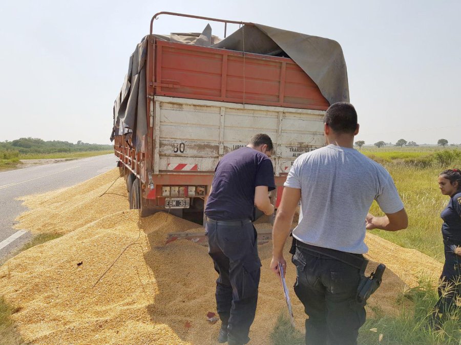 FOTO REDES SOCIALES RIESGOS. Los transportistas de cereales que se animan salir a la ruta pueden sufrir serias consecuencias, tal como ocurrió en distintos sectores.