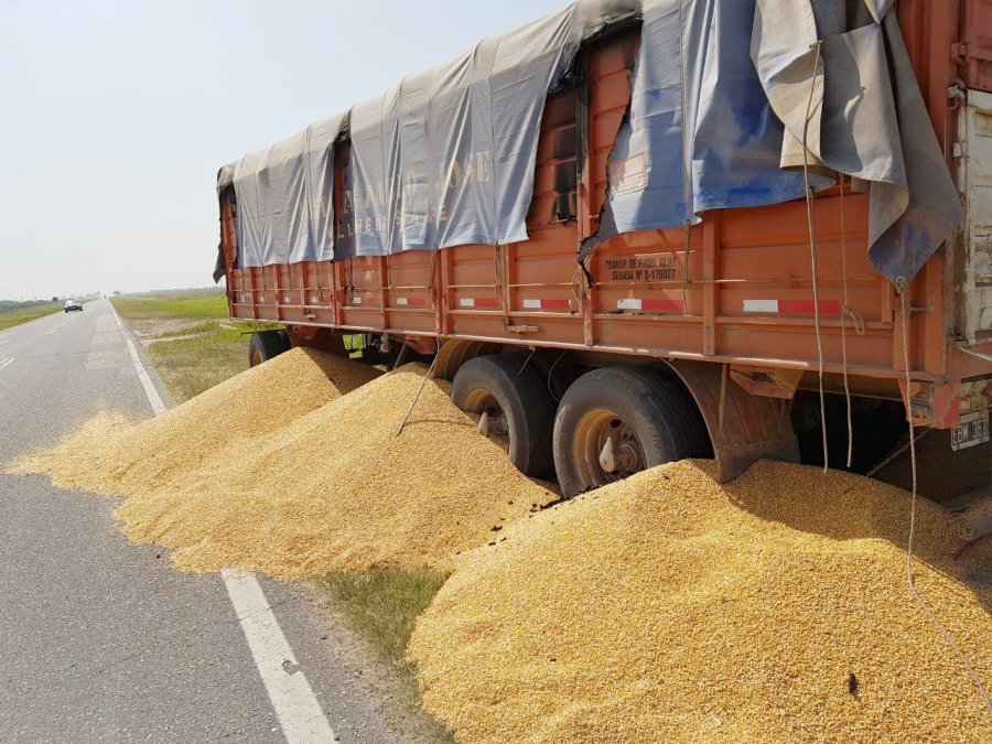 FOTO REDES SOCIALES RIESGOS. Los transportistas de cereales que se animan salir a la ruta pueden sufrir serias consecuencias, tal como ocurrió en distintos sectores.