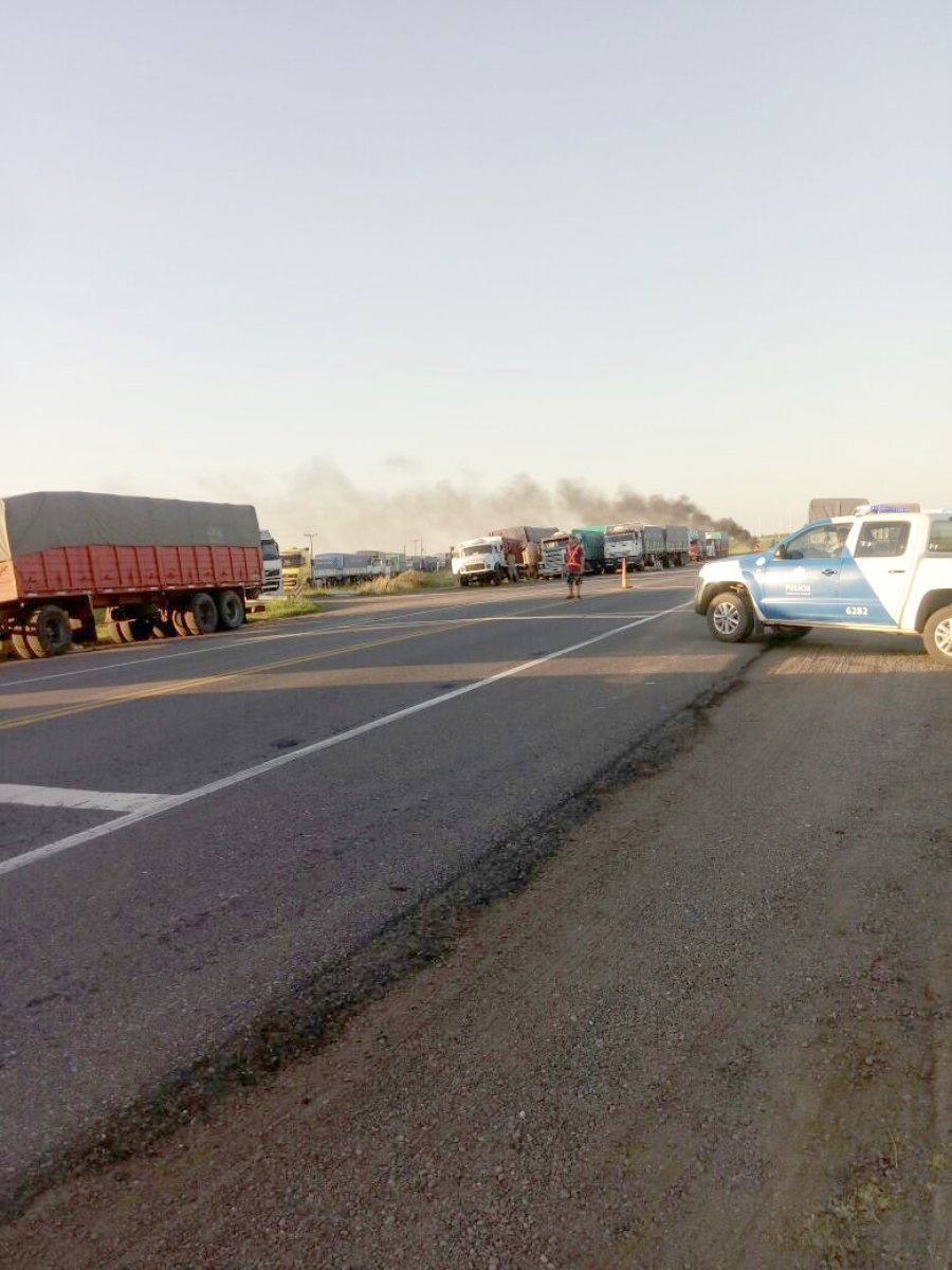 FOTO REDES SOCIALES RIESGOS. Los transportistas de cereales que se animan salir a la ruta pueden sufrir serias consecuencias, tal como ocurrió en distintos sectores.