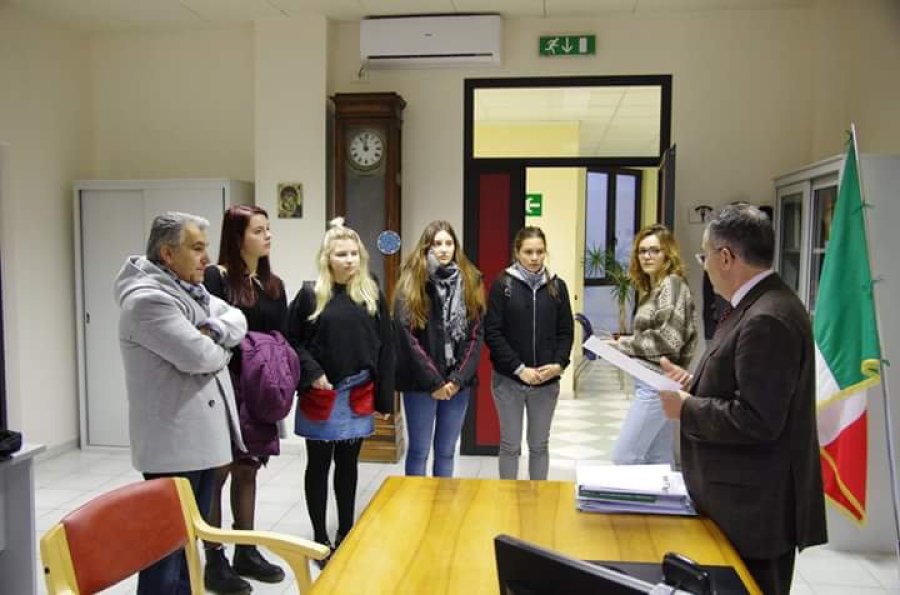 FOTO PRENSA MUNICIPAL DE VIAJE. Las alumnas rafaelinas ya est&aacute;n en Fossano.