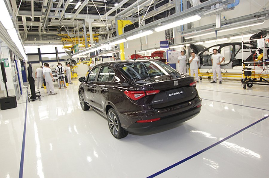 FOTO NA INVITADOS. El gobernador Juan Schiaretti y el presidente Mauricio Macri en el lanzamiento del Cronos.  MODELO. El Cronos, en la planta de Fiat, llegará a las concesionarias la semana que viene.