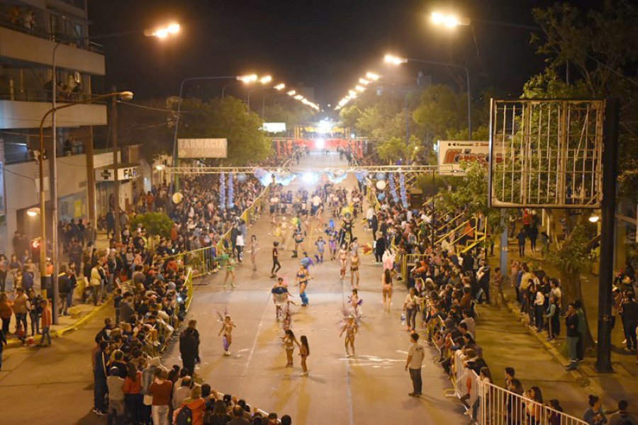 FOTO PRENSA MUNICIPAL UNA MULTITUD. Miles de rafaelinos otra vez aplaudieron a cada una de las comparsas que protanizaron los Carnavales de la ciudad.