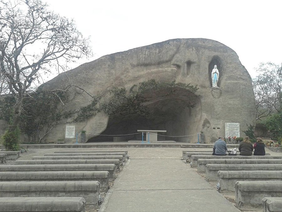 LOURDES. El lugar sagrado en la ciudad francesa de Lourdes. FOTO ARCHIVO