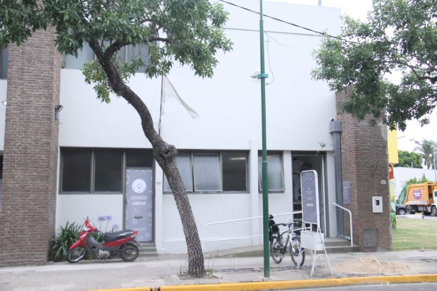 FOTO J. BARRERA EN OBRA. Personal municipal comenz&oacute; la semana pasada a restaurar el viejo edificio del Liceo.