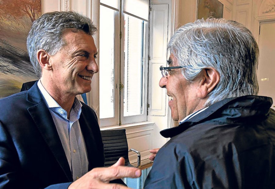 FOTO ARCHIVO NA SONRISAS LEJANAS. Macri y Moyano, en tiempos m&aacute;s felices.