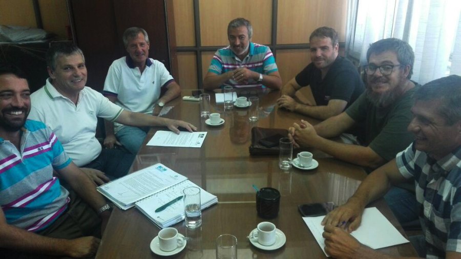 FOTO MUNICIPIO REUNION./ Funcionarios con integrantes de CEPAR.