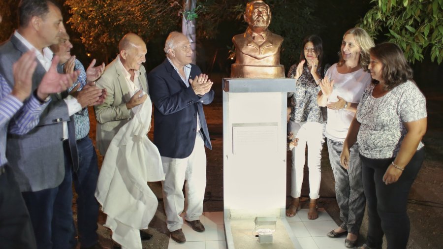 FOTO SCS// HOMENAJE./ Las autoridades en el momento de descubrir el busto.