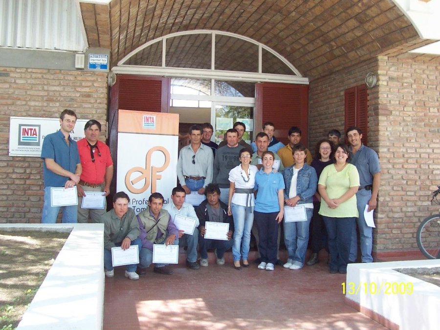 FOTO INTA RAFAELA CAPACITACION./ Los productores y responsables de los cursos tamberos.