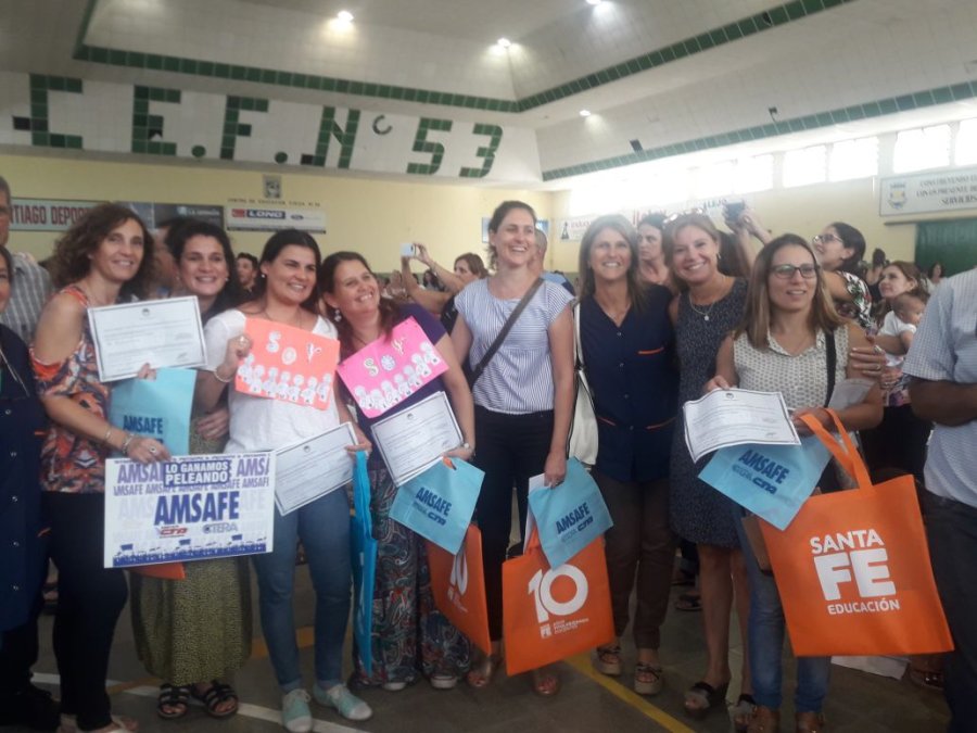 FOTO AMSAFE// TITULARIZACION./ Grupo de docentes que alcanz&oacute; la meta.