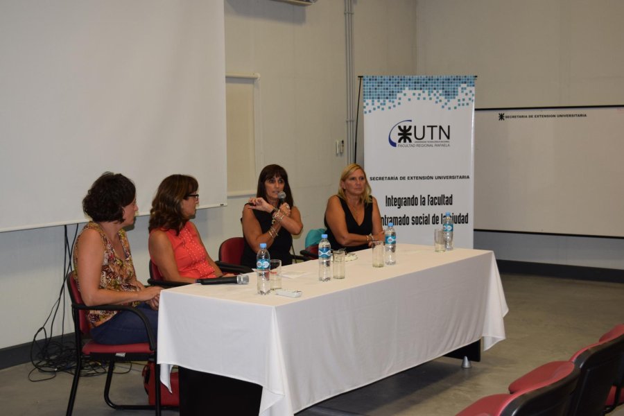 FOTO PRENSA UTN// PRESENTACION./ Las docentes durante la charla informativa.