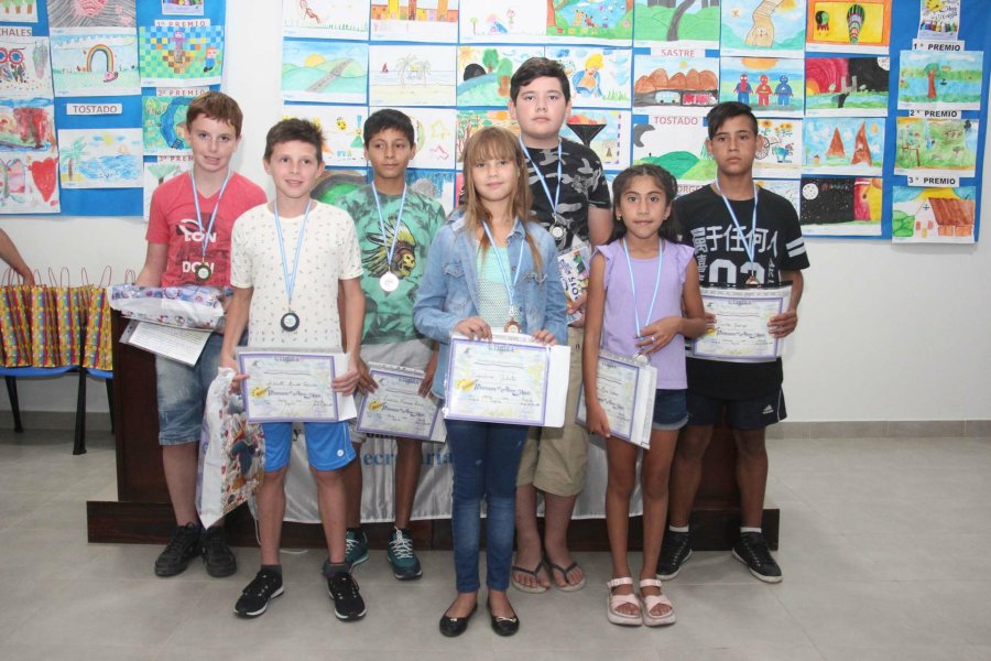 FOTO J.BARRERA// DISTINGUIDOS./ Los niños que fueron galardonados en las tres ediciones. RECONOCIMIENTO./ Para Julia Ingaramo que oficia de jurado.
